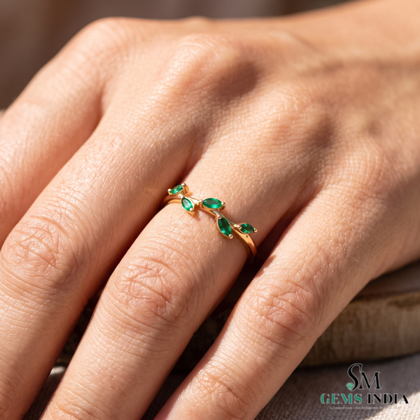 Marquise-geschliffener, natürlicher Smaragdring mit Diamantblättern, 1,40 Karat, in 14 Karat Gold.