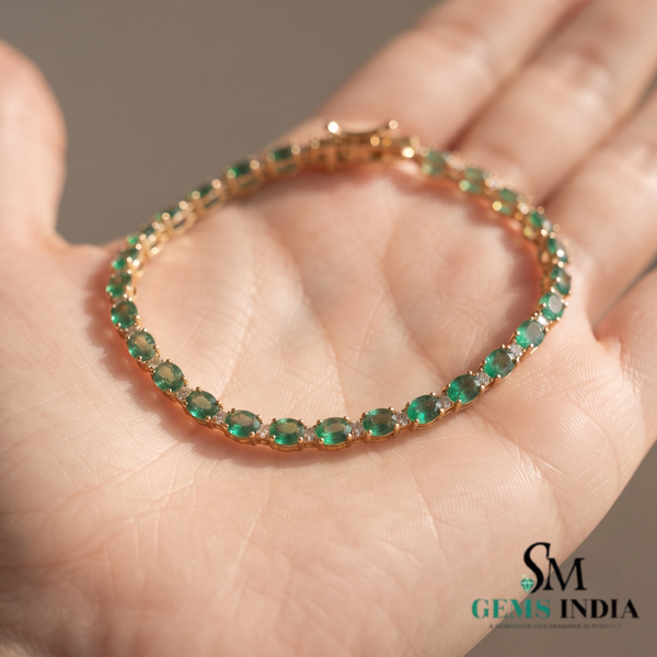 Tennisarmband aus Natur-Smaragden im Ovalschliff und Diamanten in Gold | Tennisarmband aus Natur-Smaragden und Diamanten in Gold | Tennisarmband mit großen Smaragden im Ovalschliff