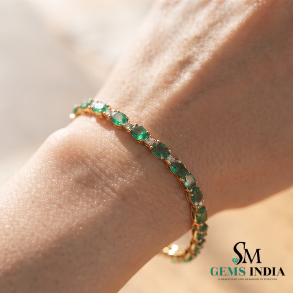 Tennisarmband aus Natur-Smaragden im Ovalschliff und Diamanten in Gold | Tennisarmband aus Natur-Smaragden und Diamanten in Gold | Tennisarmband mit großen Smaragden im Ovalschliff