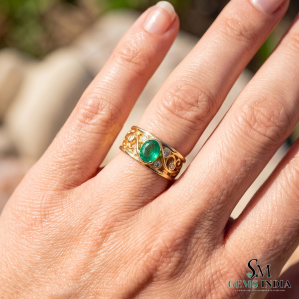 Doppelter Smaragd-Ring in offenem Design aus 14 Karat Gold – Band mit quadratisch und rund geschliffenen grünen Edelsteinen