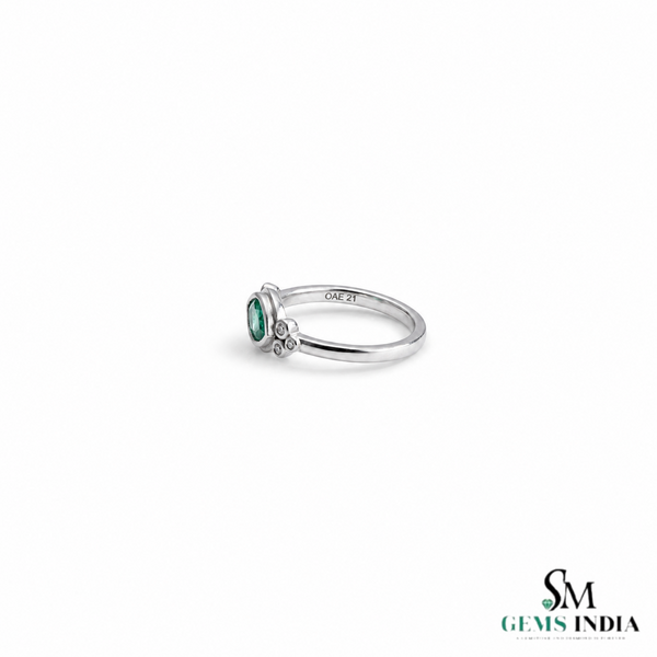 Ring mit Smaragd im Marquiseschliff und Diamanten in 14 Karat Gold. Eleganter Edelstein-Verlobungsring.
